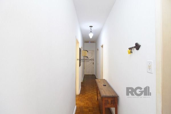 Casa em Porto Alegre, no bairro Ipanema, com 4 dormitório(s), e 4 banheiros, à v
