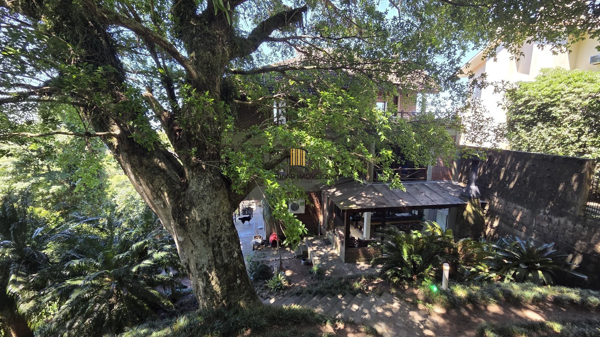 Belíssima residência com 4 dormitórios, 2 suítes com closet e vista deslumbrante para o lago Guaíba.