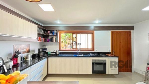 Casa em Porto Alegre, no bairro Tristeza, com 3 dormitório(s), e 3 banheiros, à 