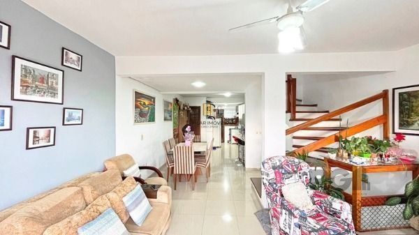 Casa em Porto Alegre, no bairro Ipanema, com 3 dormitório(s), e 3 banheiros, à v