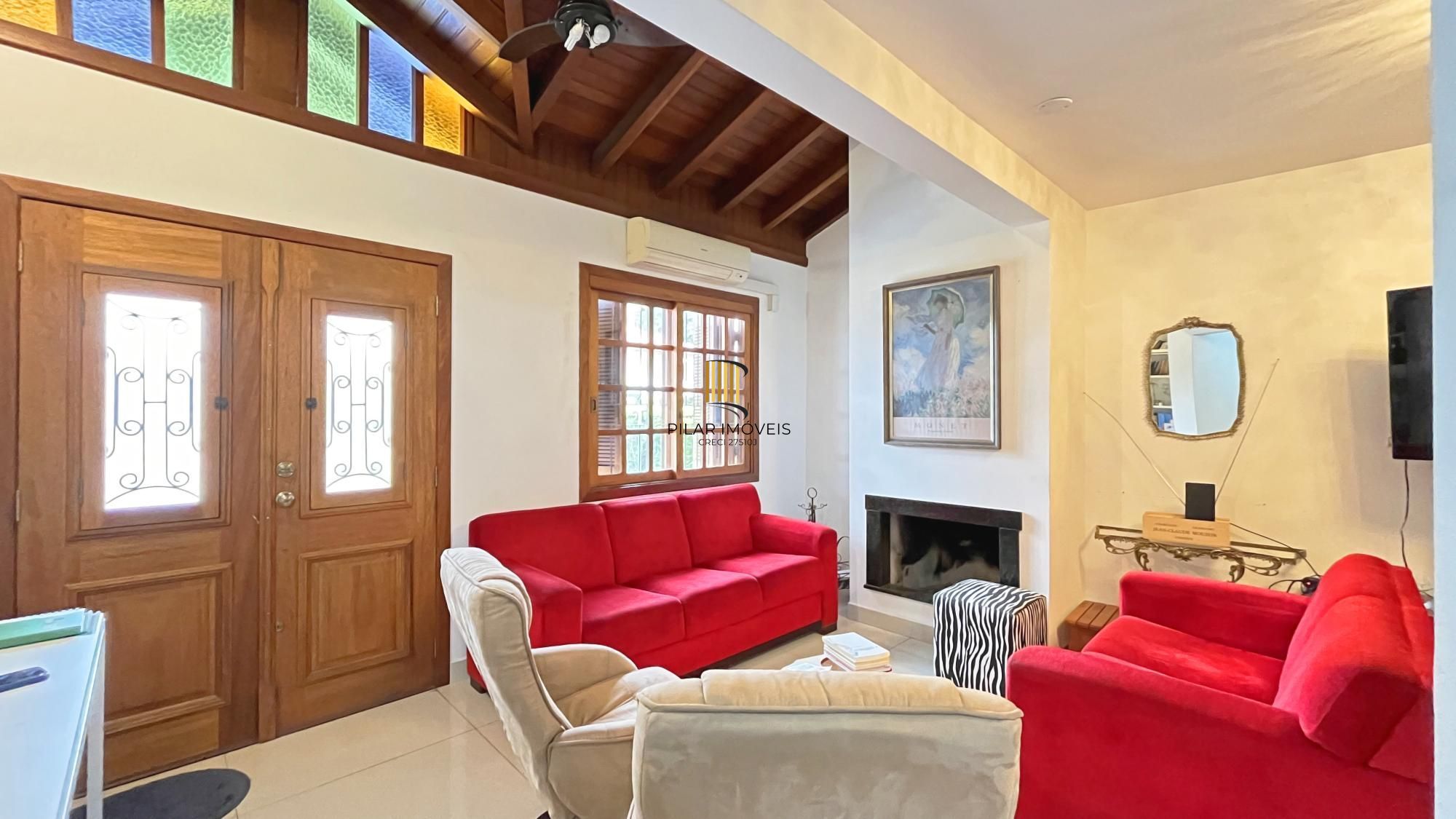 Casa 3D com 2 suítes e piscina.