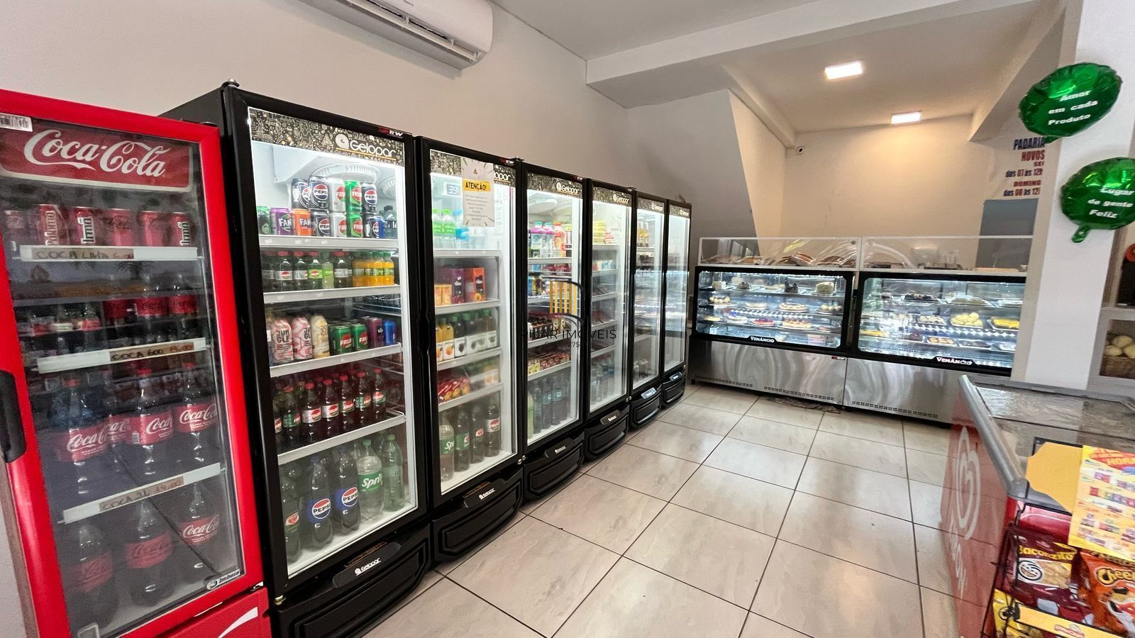 Vendo prédio comercial com 01 loja e 02 apartamentos. Excelente para investiment