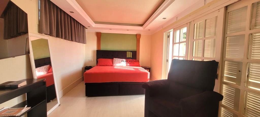 Excelente Casa de Esquina no Residencial Bahamas – Ipanema, com 351m² privativos, 4 dormitórios e duas vagas de garagem.