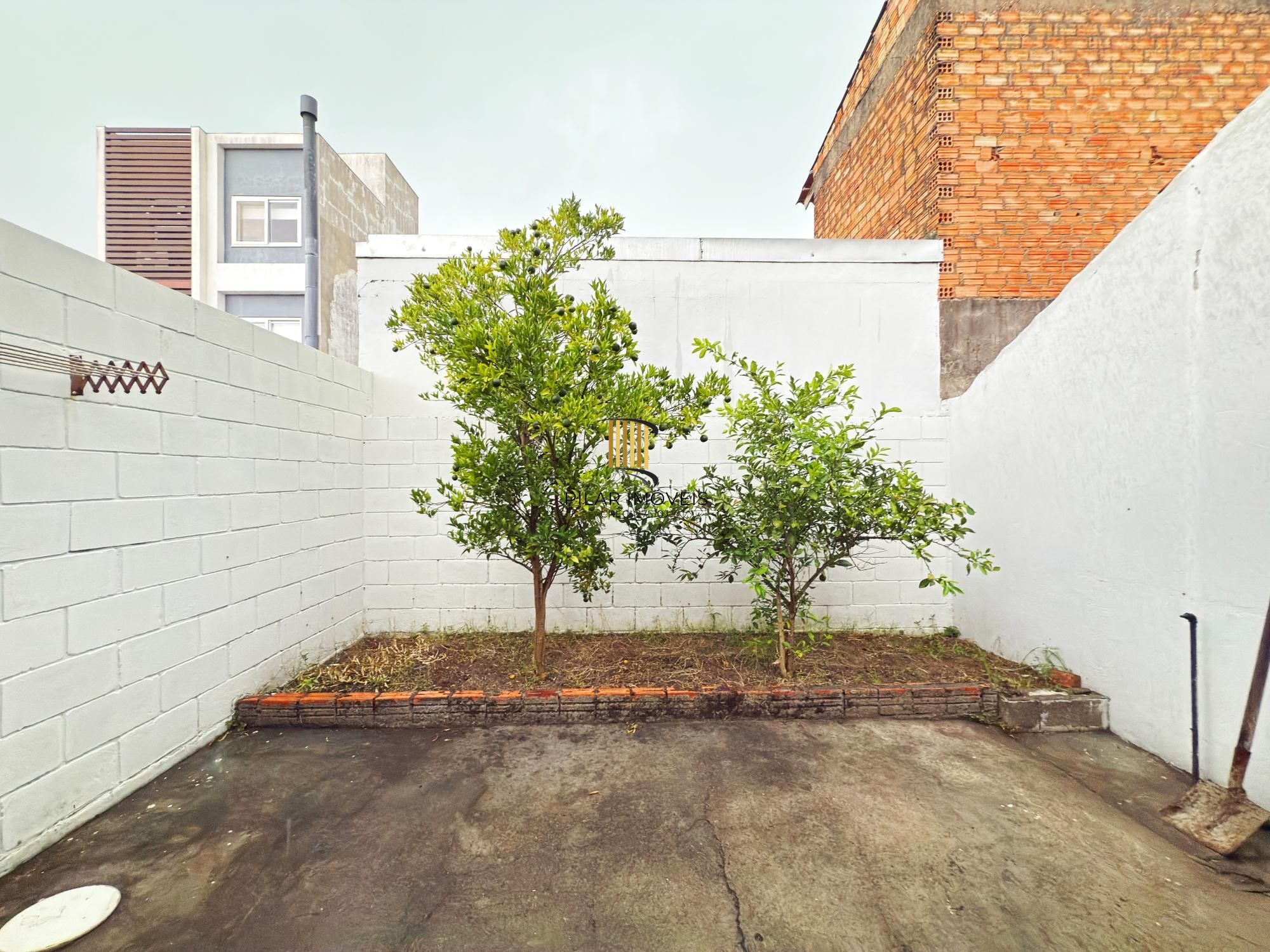 Casa 2 dormitórios no bairro Hípica