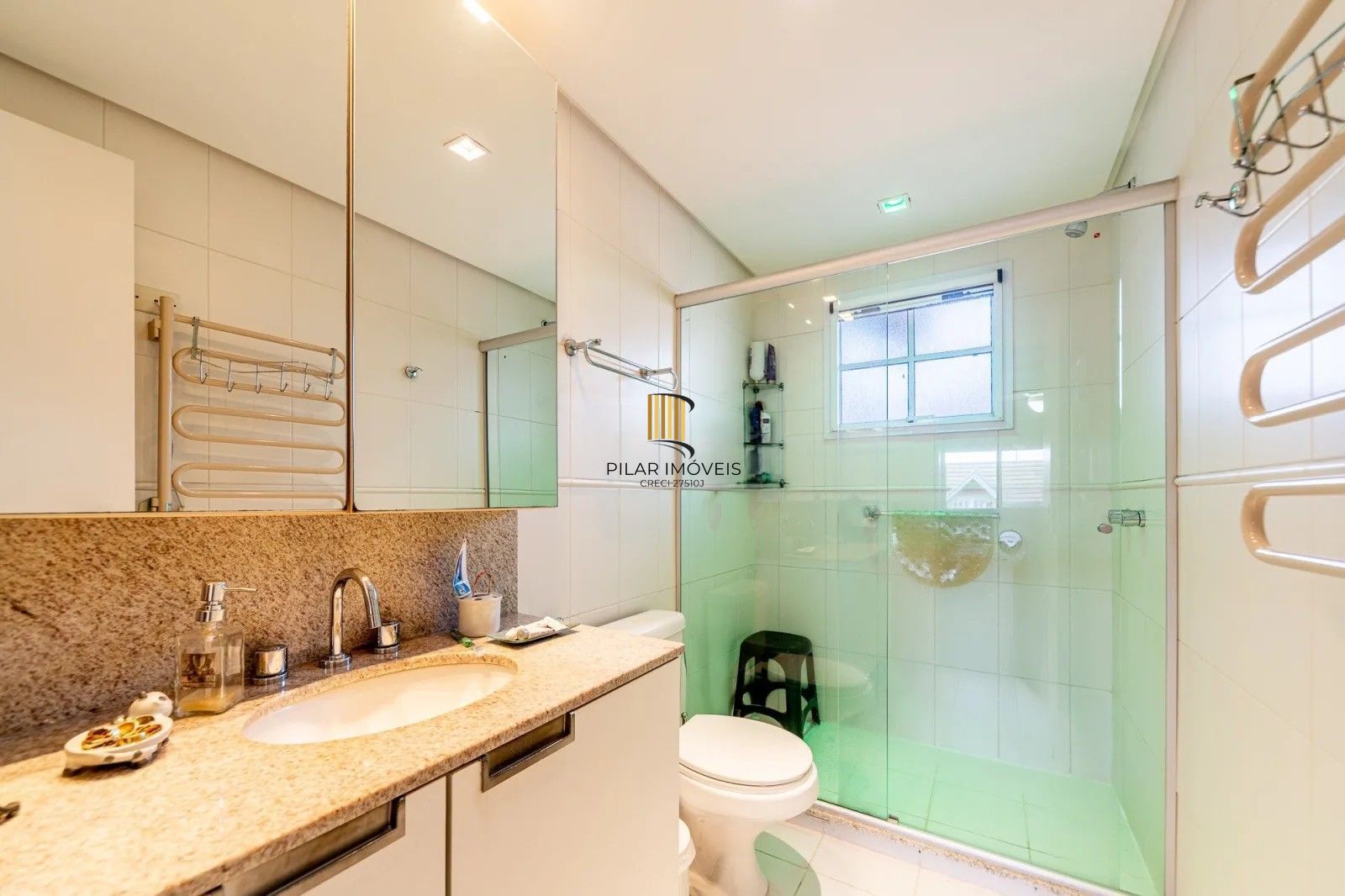 Belíssima casa em condomínio com 218,3m² com 4 dorm., 2 suítes e 2 vagas. Situada no charmoso Residencial Terra Mater.