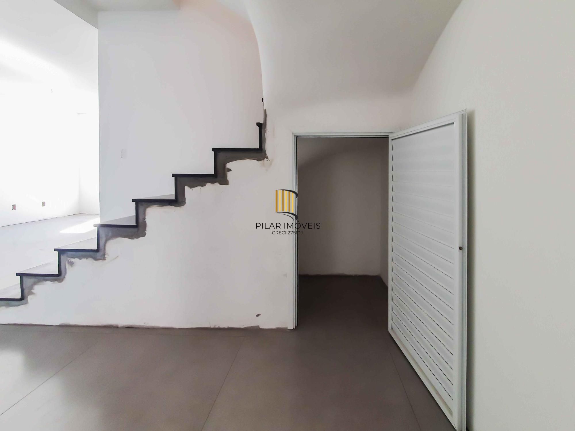 Casa em condomínio 4 D, sendo um dormitório no térreo, 168 m², garagem coberta