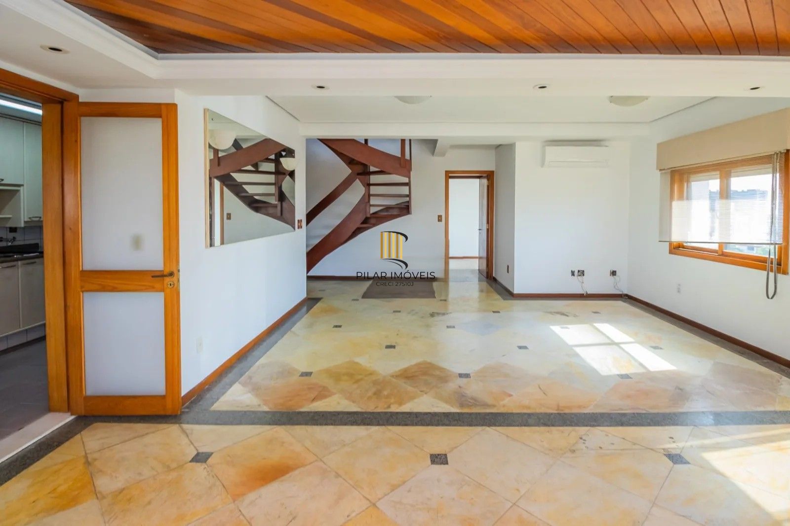 Belíssima cobertura duplex, com 262m2, com 3 dormitórios no coração do bairro Menino Deus.