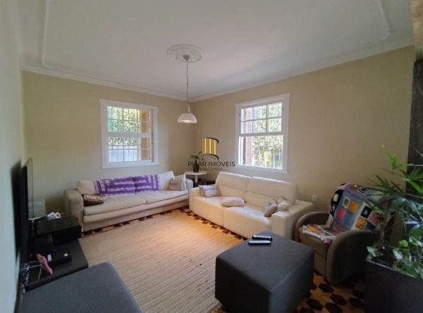 Casa em Porto Alegre, no bairro Vila Nova, com 3 dormitório(s), e 3 banheiros, à