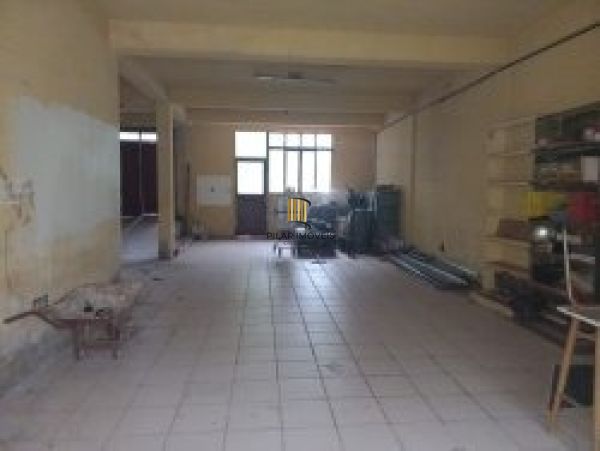 Sobrado em Porto Alegre, no bairro Glória, com 5 dormitório(s), e 5 banheiros, à