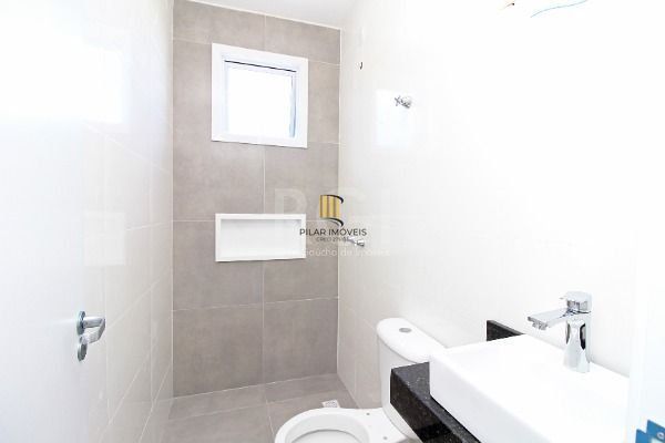 Casa em Porto Alegre, no bairro Hípica, com 2 dormitório(s), e 2 banheiros, à ve