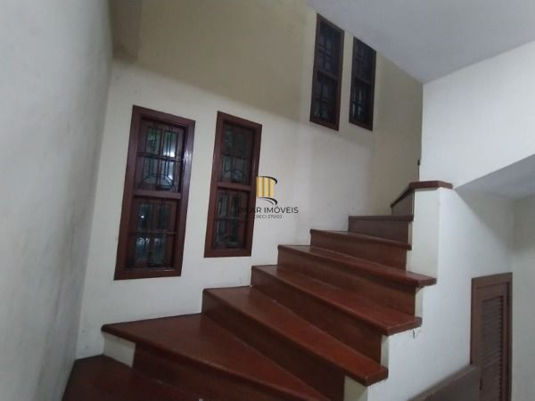 Casa em Porto Alegre, no bairro Vila Nova, com 4 dormitório(s), e 4 banheiros, à