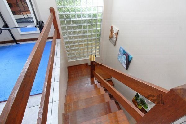 Casa em Porto Alegre, no bairro Guarujá, com 3 dormitório(s), e 3 banheiros, à v