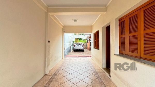 Casa em Porto Alegre, no bairro Tristeza, com 3 dormitório(s), e 3 banheiros, à 