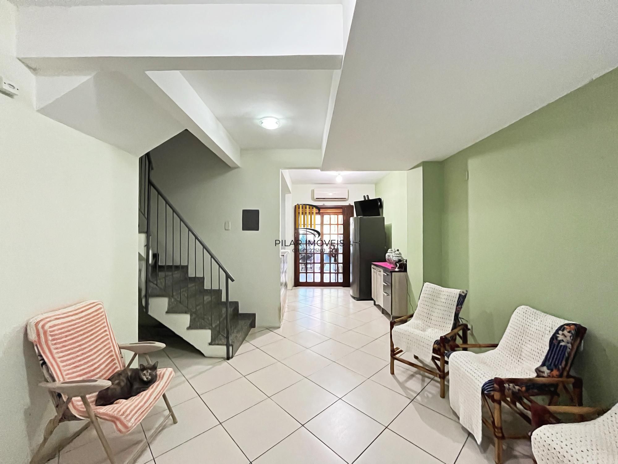 Residência com 4 dormitórios sendo 1 suites no Bairro Guarujá.