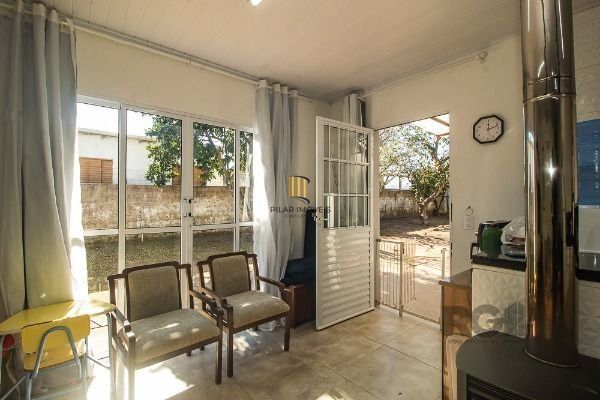 Casa em Porto Alegre, no bairro Vila Nova, com 6 dormitório(s), e 6 banheiros, à