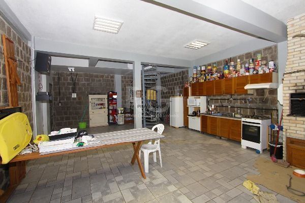 Casa para Venda - 300m², 2 dormitórios, sendo 1 suites, 8 vagas - Nonoai
