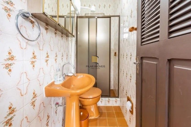 Belíssima casa de esquina, em estilo colonial com 277m2 de área privativa, terreno com 1014m2, 4 dormitórios e 3 suítes.