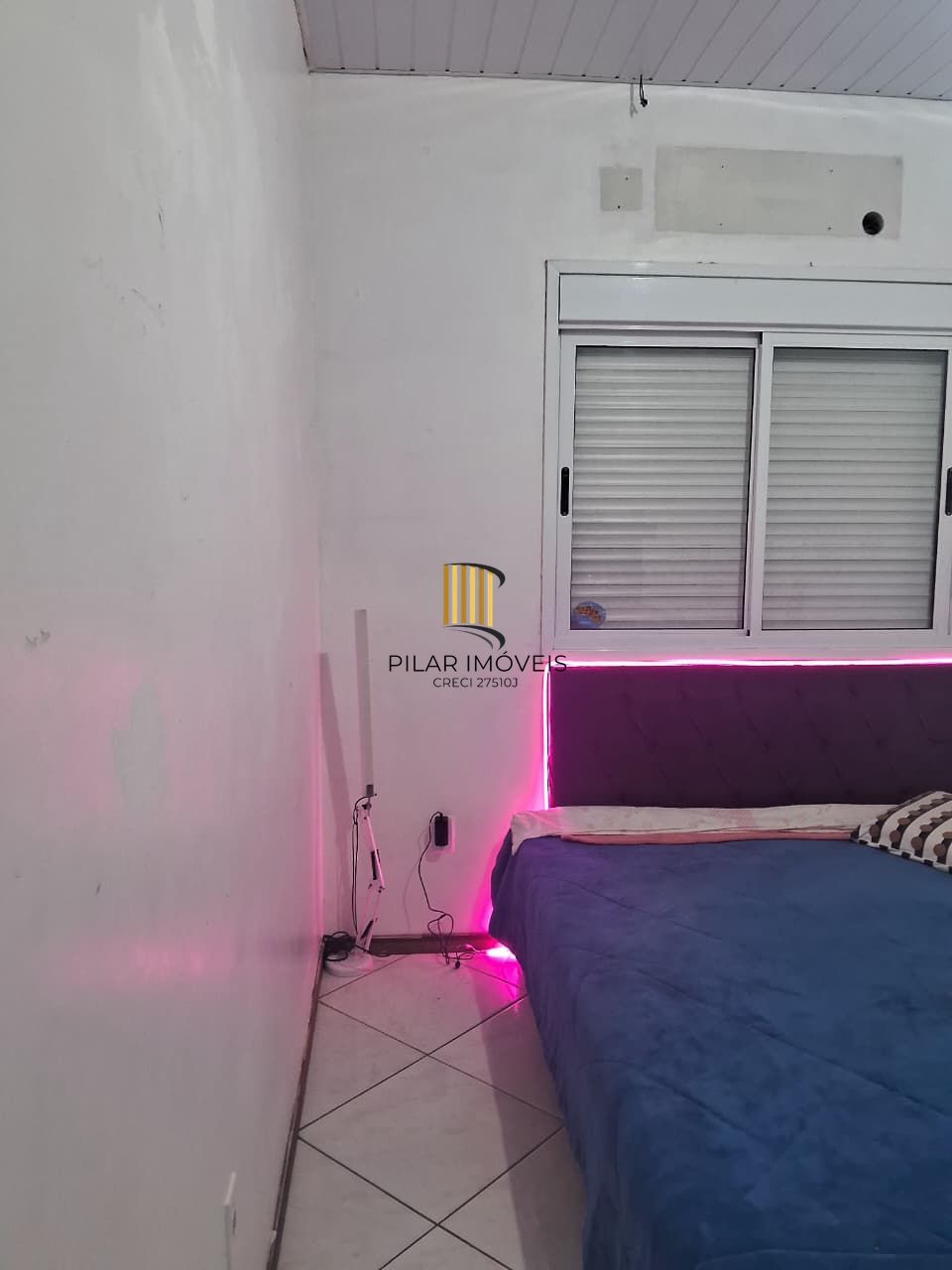 Casa com 2 dormitórios com pátio e edícula.