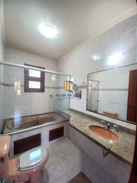 Casa em Porto Alegre, no bairro Ipanema, com 3 dormitório(s), e 3 banheiros, à v