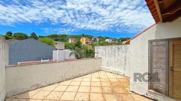 Casa em Porto Alegre, no bairro Tristeza, com 3 dormitório(s), e 3 banheiros, à 
