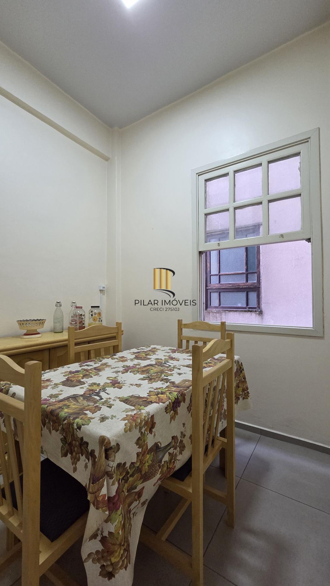 Excelente apartamento semi mobiliado com 87m2 e 2 dormitórios.