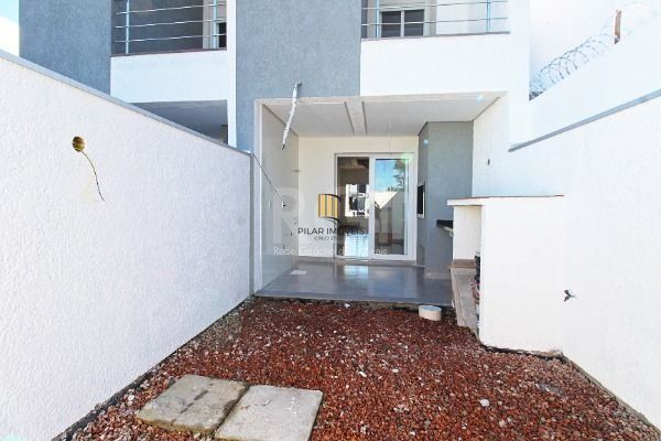 Casa em Porto Alegre, no bairro Hípica, com 2 dormitório(s), e 2 banheiros, à ve