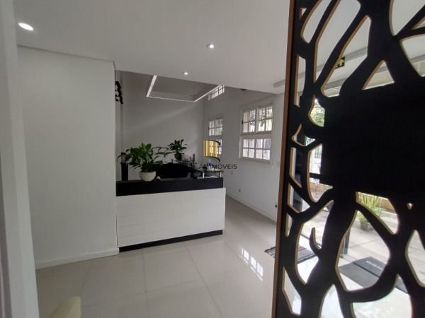 Loja em Porto Alegre, no bairro Menino Deus, e 3 banheiros, à venda.