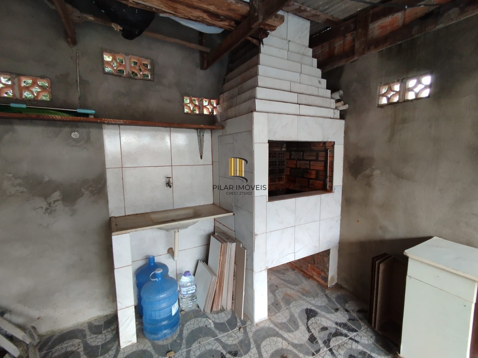 Casa 2 dorm, sala, cozinha, banheiro e área gourmet. Aceita carro no negócio. Nã