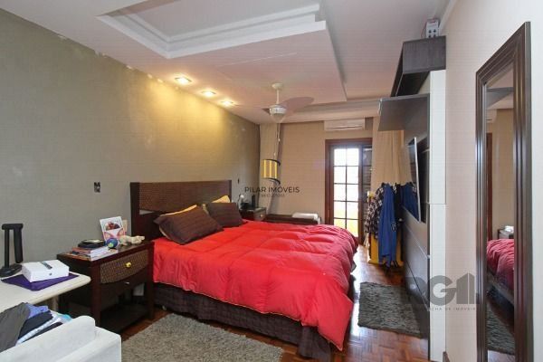 Casa em Porto Alegre, no bairro Guarujá, com 3 dormitório(s), e 3 banheiros, à v