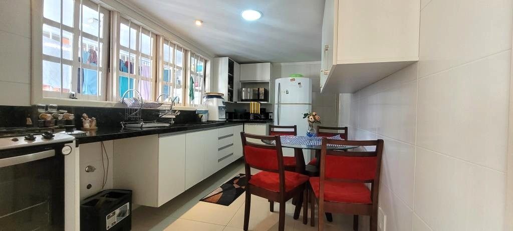 Excelente Casa de Esquina no Residencial Bahamas – Ipanema, com 351m² privativos, 4 dormitórios e duas vagas de garagem.