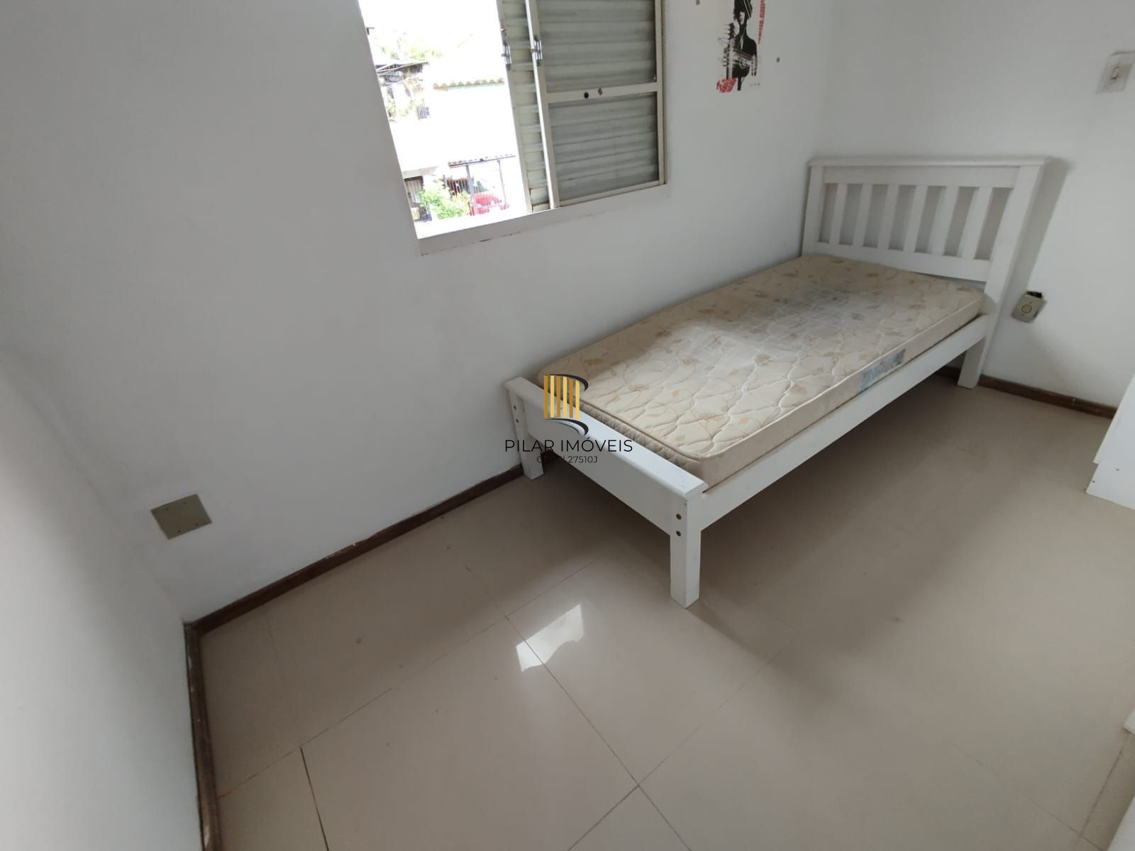 Casa 2 dorm, sala, cozinha, banheiro e área gourmet. Aceita carro no negócio. Nã