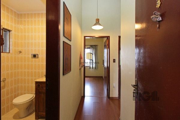 Casa em Porto Alegre, no bairro Guarujá, com 3 dormitório(s), à venda.