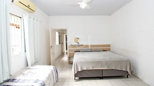 Casa bairro Medianeira, com 3 dormitórios, 2 banheiros, com piscina para venda.