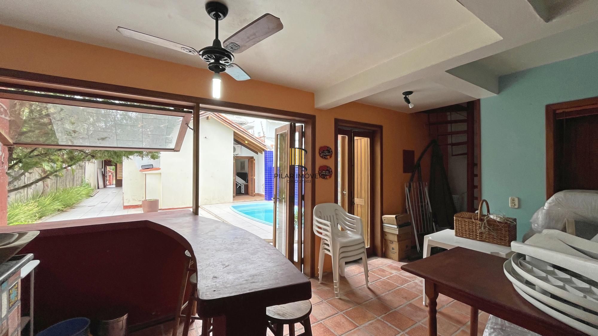 Casa 3D com 2 suítes e piscina.