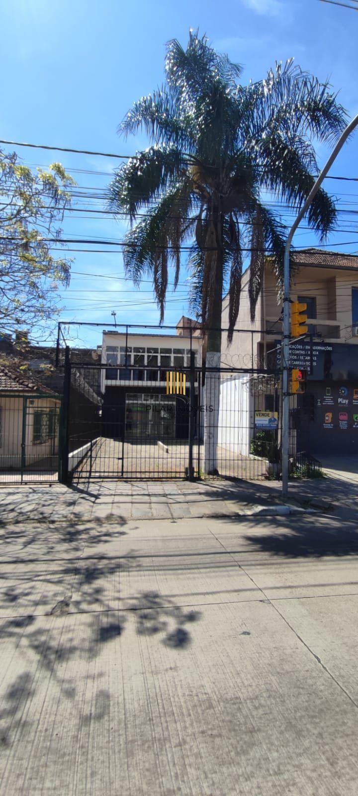 Ótima loja com mezanino, em ótima localização com estacionamento.