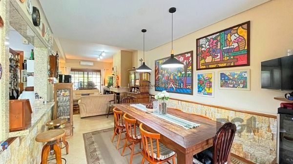 Casa em Porto Alegre, no bairro Ipanema, com 3 dormitório(s), e 3 banheiros, à v