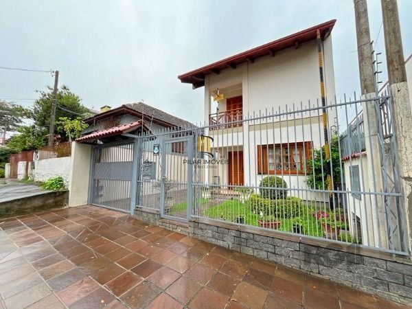 Casa em Porto Alegre, no bairro Tristeza, com 3 dormitório(s), e 3 banheiros, à 