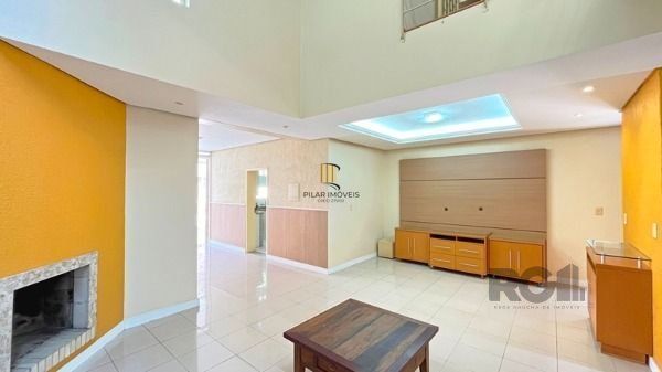 Casa em Porto Alegre, no bairro Nonoai, com 4 dormitório(s), à venda.