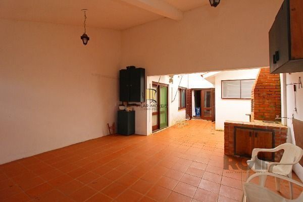 Casa em Porto Alegre, no bairro Guarujá, com 3 dormitório(s), à venda.