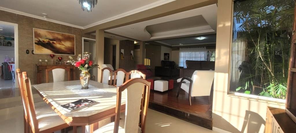 Excelente Casa de Esquina no Residencial Bahamas – Ipanema, com 351m² privativos, 4 dormitórios e duas vagas de garagem.