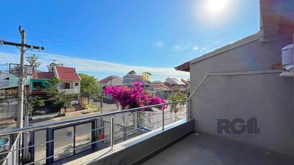 Casa em Porto Alegre, no bairro Guarujá, com 3 dormitório(s), e 3 banheiros, à v