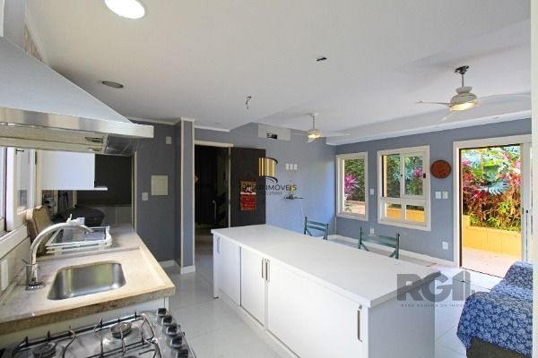 Casa Condominio em Porto Alegre, no bairro Cavalhada, com 4 dormitório(s), e 4 b