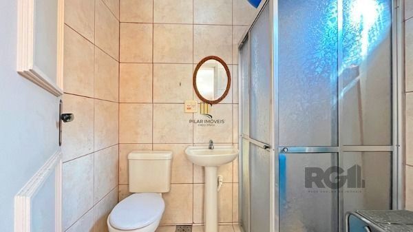 Casa em Porto Alegre, no bairro Nonoai, com 4 dormitório(s), à venda.