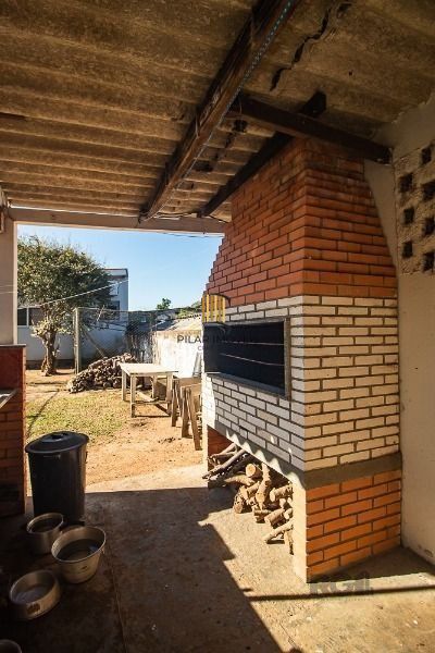 Casa em Porto Alegre, no bairro Vila Nova, com 6 dormitório(s), e 6 banheiros, à