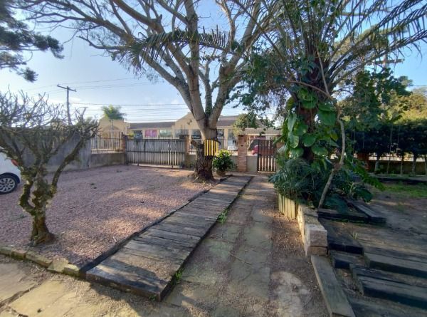 Casa em Porto Alegre, no bairro Vila Nova, com 3 dormitório(s), e 3 banheiros, à