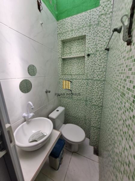 Sobrado em Porto Alegre, no bairro Vila Nova, com 2 dormitório(s), e 2 banheiros