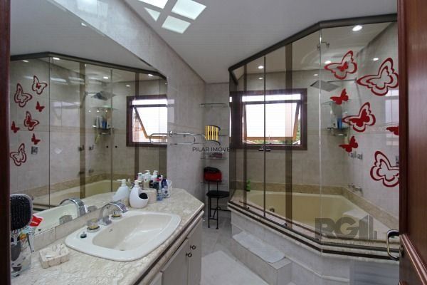 Casa em Porto Alegre, no bairro Guarujá, com 3 dormitório(s), e 3 banheiros, à v