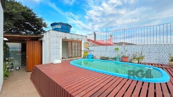 Casa em Porto Alegre, no bairro Ipanema, com 3 dormitório(s), e 3 banheiros, à v