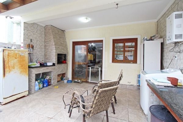 Casa em Porto Alegre, no bairro Espírito Santo, com 3 dormitório(s), à venda.