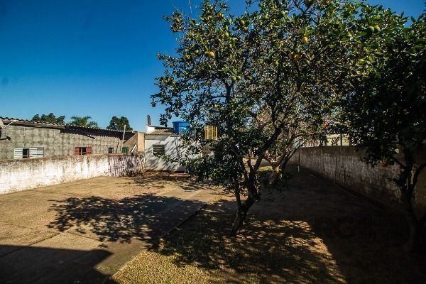Casa em Porto Alegre, no bairro Vila Nova, com 6 dormitório(s), e 6 banheiros, à